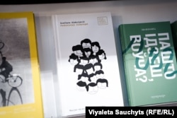 Кнігу Сьвятланы Алексіевіч «Апошнія сьведкі» на літоўскай мове