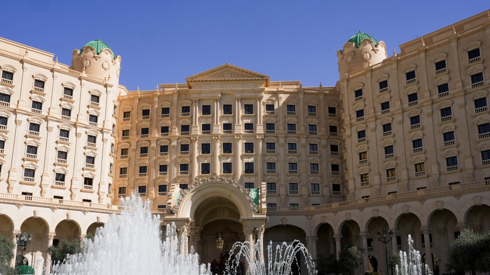 Hotelul Ritz-Carlton din Riad, locul discuțiilor dintre SUA și Rusia de pe 24 martie. Reprezentanții SUA s-au întâlnit și cu negociatorii ucraineni în capitala Arabia Saudită, pe 23 și 25 martie.