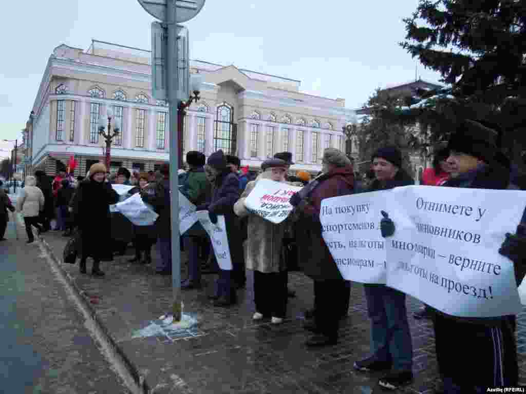 Казан пенсионерлары юл ташламасын кайтаруны таләп итеп митингка чыкты.