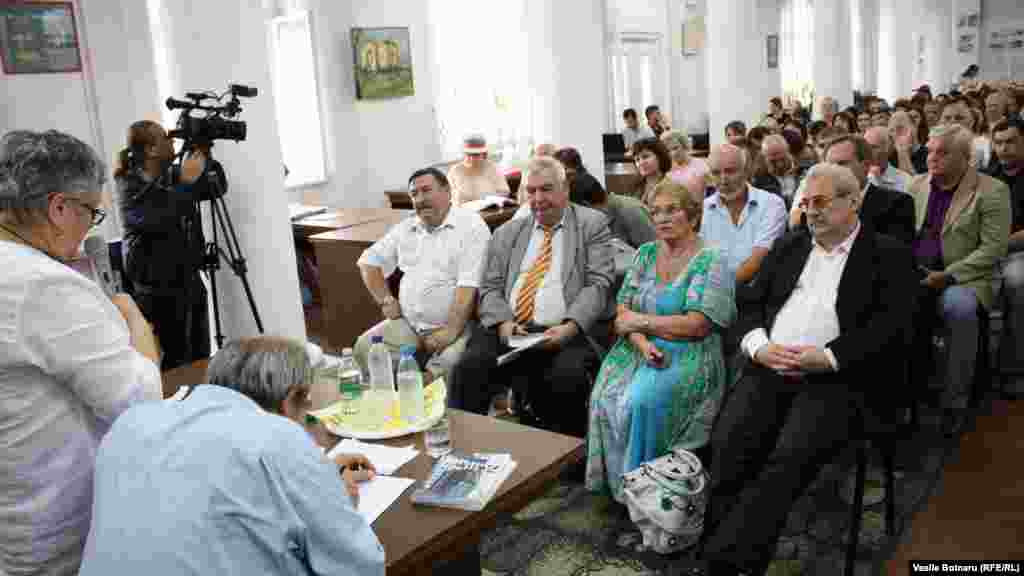 Printre participanţi: academicianul Mihai Cimpoi, istoricii şi cercetătorii Aurelian Dănilă, Anatol Ţăranu, Iurie Colesnic, fostul premier Dumitru Braghiş, deputata &icirc;n primul Parlament, Ludmila Scaln&icirc;i, ş.a.