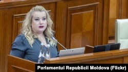 Diana Caraman, deputată comunistă, critică numirea lui von Hebel în comisia de vetting la ședința Parlamentului din 6 martie.