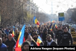 Susținătorii lui Călin Georgescu se îndreaptă spre Piața Victoriei, însoțiți de jandarmi deși prezența lor peste mitingul sindicatelor este ilegală