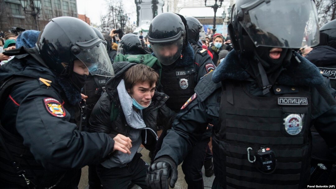 Na protestima u znak podrške Navaljnom policija je privela više od 4.000 ljudi
