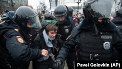 Na protestima u znak podrške Navaljnom policija je privela više od 4.000 ljudi