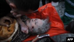 Палестинські медики переносять до свого автомобіля поранену жінку