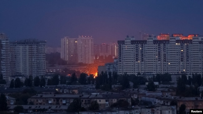 Київ. Ніч на 28 вересня 2025 року. Пожежа на місці влучання російського повітряного засобу ураження