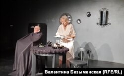 Сцена из спектакля "Сладкое для памяти". Сысой Сухотин и Матушка