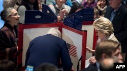 Hillary Clinton (djathtas) duke votuar në qytetin e vogël Çapakua afër Nju Jorkut