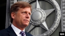 Michael McFaul, az Egyesült Államok akkori oroszországi nagykövete távozik az orosz külügyminisztérium épületéből. Moszkva, 2013 májusa