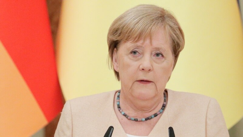 Меркел – Светот треба да го продолжи дијалогот со талибанците