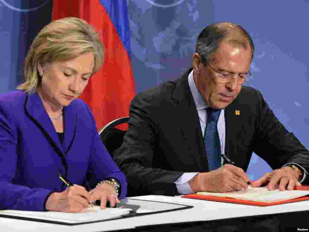Državni sekretari SAD i Rusije Hillary Clinton i Sergei Lavrov potpisuju protokol o uklanjanju plutonijuma