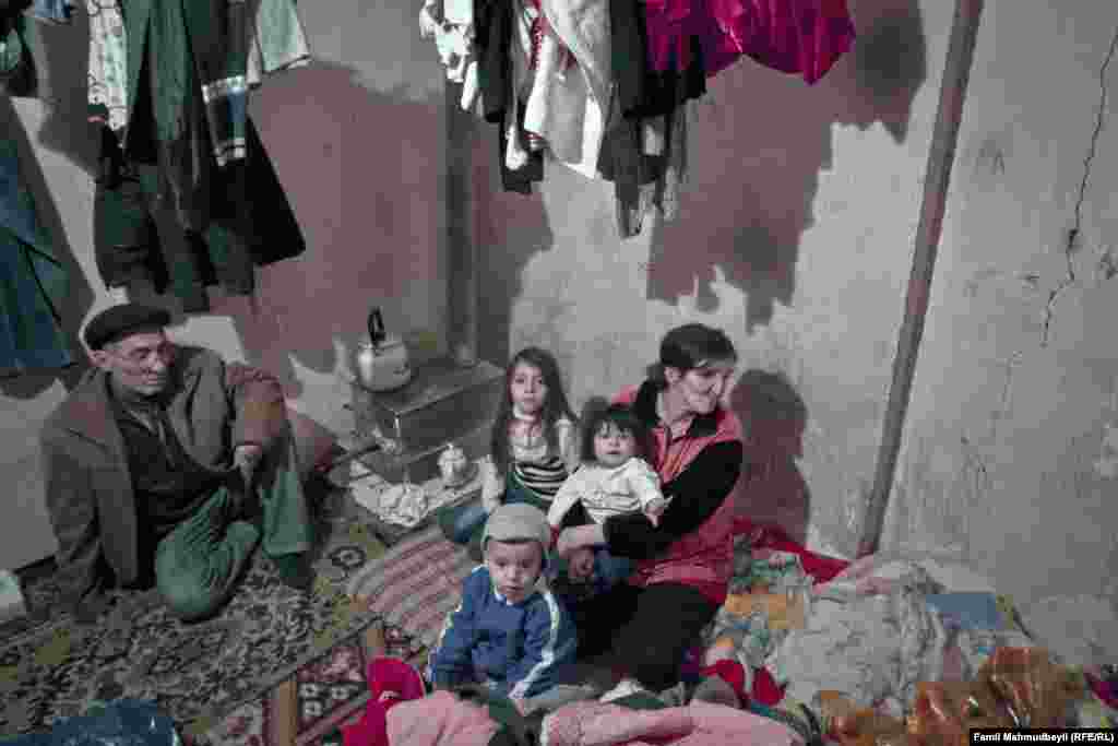 Эти семью видели в разных местах. Не имея возможности платить за аренду квартиры, семья месяцами жила в парках, на улице.