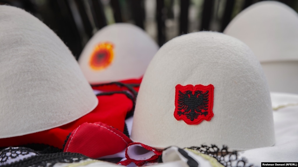 ... plisat e bardhë, simbol i identitetit kombëtar shqiptar...