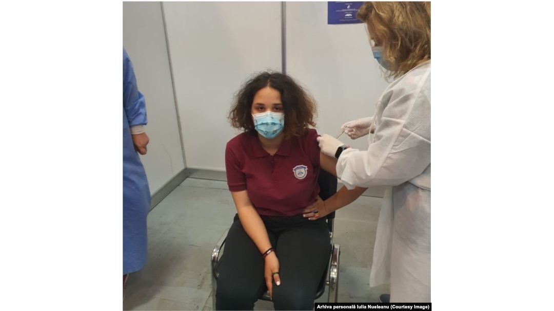 Sara, fiica Iuliei, s-a vaccinat în prima zi când a fost permisă vaccinarea la copii.