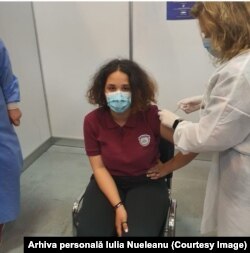 Sara, fiica Iuliei, s-a vaccinat în prima zi când a fost permisă vaccinarea la copii.