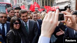 Республикалык Элдик партиянын Стамбул мэринин кызматына талапкери Мустафа Сарыгул (оңдо). 