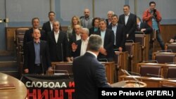 Poslanici Demokratskog fronta (DF) skandiraju Milu Đukanoviću "Milo, lopove", 13. maj 2016.