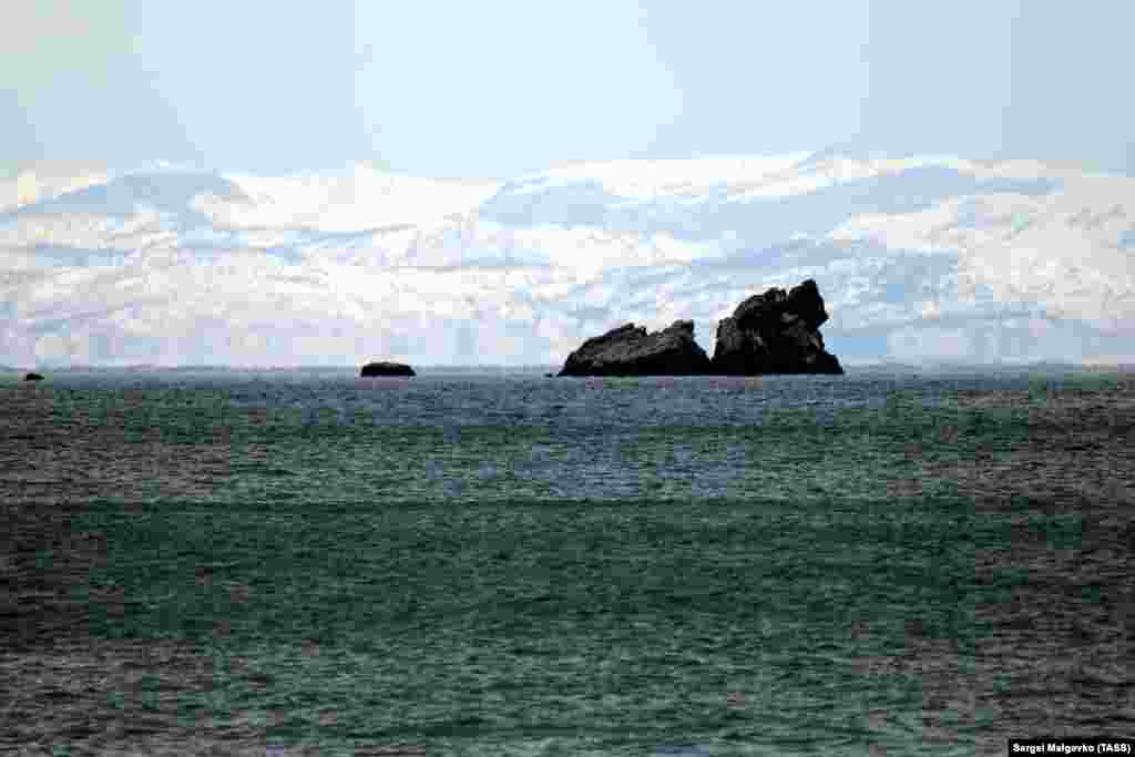 Вид на скалы Три сестры вблизи поселка Утес и Черное море