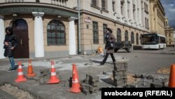 Напередодні планованої ходи вулицю в центрі Мінська біля Міністерства внутрішніх справ терміново перекопали на ремонт, 24 березня 2017 року