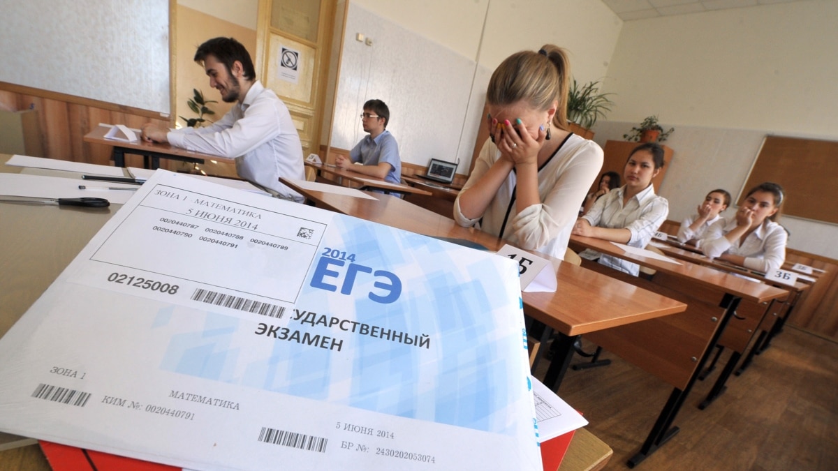 Что по егэ в этом году. ЕГЭ. Сдача ЕГЭ. Школьники на экзамене. Написание ЕГЭ.