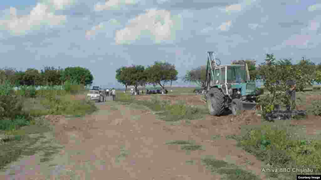 16 august 2004, Pohrebea, Dubasari. Drumul spre terenurile agricole blocat de miliţia transnistreană