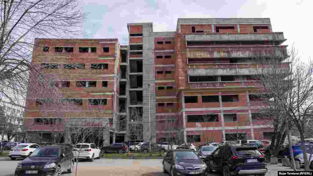 Si duket objekti nga jashtë...