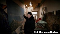 Чоловік на пошкоджене внаслідок обстрілів житло в Авдіївці, 2 лютого 2017 року 