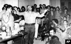 Yasser Arafat, președintele OEP, se adresează ofițerilor săi în Beirutul de Vest, 21 august 1982. Câteva ore mai târziu, primul grup de luptători ai OEP a plecat spre Cipru, de unde urmau să se mute în alte țări arabe.