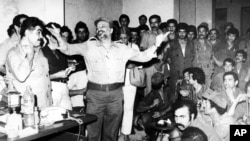  Ясер Арафат, ръководител на ООП, се обръща към офицерите си на прощално заседание в Западен Бейрут, 21 август 1982 година Часове по-късно първата група бойци на ООП отпътува за Кипър, откъдето ще се качи на самолети за разнообразни арабски страни и ще откри нов дом там. 