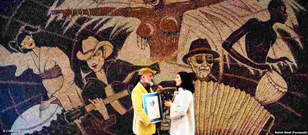 Më 4 shtator 2011, mozaiku më i madh në botë i punuar me kokrra të kafesë shënoi rekordin e gjashtë botëror të artistit Saimir Strati. Në këtë mozaik u përfshin pesë karaktere, secili prej tyre përfaqësonte një kontinent. Ai përdori më shumë se 1 milion kokrra të kafesë për këtë mozaik.