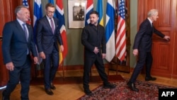Președintele Zelenski s-a întâlnit marți la Oslo cu emsiarul SUA Steve Witkoff (stânga), cu președintele Finlandei, Alexander Stubb (centru) și cu premierul norvegian  Jonas Gahr Store (dreapta).