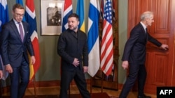 Володимир Зеленський обговорив із Александром Стуббом (ліворуч) і Йонасом Гаром Стьоре (праворуч) їхню розмову з Путіним і попередню зустріч в Осло