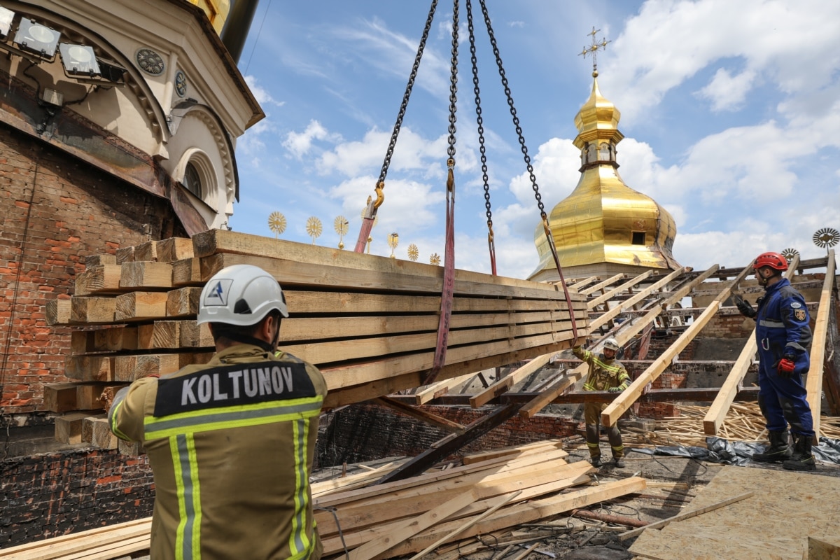 «Сьогодні ми маємо серйозно пошкоджений Успенський собор, але він підлягає відновленню. Як і неодноразово в історії, ця святиня буде відновлена й надалі свідчитиме про нашу незламність, силу духу та тисячолітню традицію. Особливо символічно, що цього року Києво-Печерська лавра готується відзначити 975-річчя від часу заснування та 100 років заповіднику», – сказав Максим Остапенко<br><br><br>