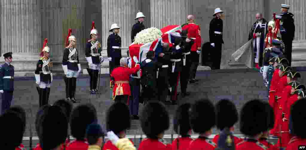 U.K. -- The coffin of former British prime minister Margaret Thatcher is carried by the Bearer Party as it arrives for her funeral service at St Paul's Cathedral, in London, 17Apr2013