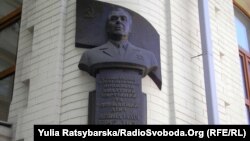 Бюст Леоніда Брежнєва на будинку, де він жив, у Дніпропетровську