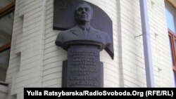 Бюст Леоніду Брежнєву на будинку, де він жив, у Дніпропетровську