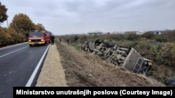 Nesreća u kojoj se autobus prevrnuo u blizini Sremske Mitrovie, na severozapadu Srbije, 17.10.2025. 