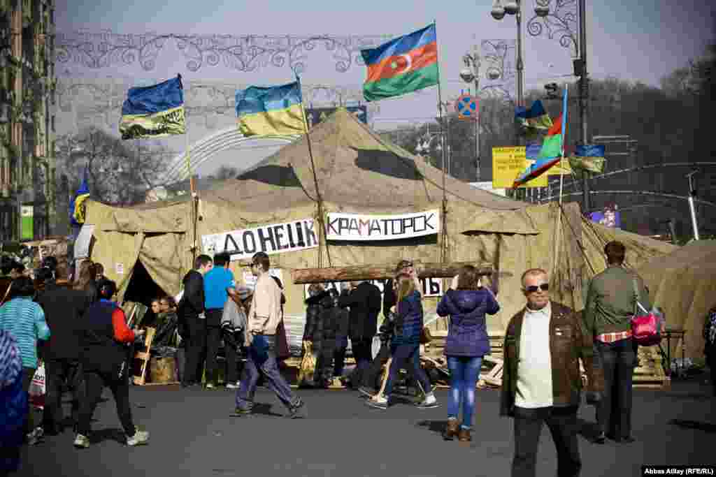 Maydanda Azərbaycan mağarı.