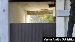 Kapija dvorišta u kome se desila tragedija i cveće ispred nje, 3. oktobar 2011.