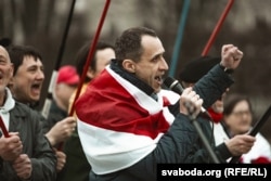 Выступае Павал Севярынец