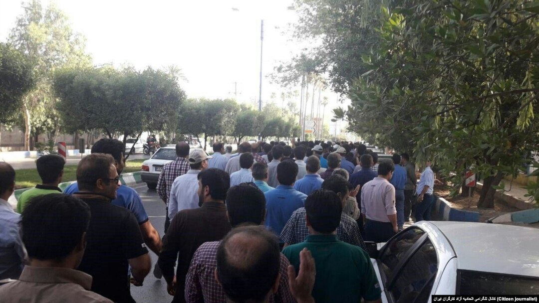 تصویر آرشیوی راهپیمایی کارگران گروه ملی صنعتی فولاد ایران در اهواز است.