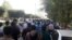 تصویر آرشیوی راهپیمایی کارگران گروه ملی صنعتی فولاد ایران در اهواز است.