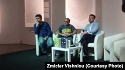 На Кніжным Арсэнале ў Кіеве: Зьміцер Вішнёў, Раман Цымбераў, Кірыл Стаселька, 2019 год. Фота Зьмітра Вішнёва