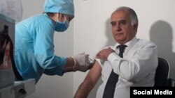 Samariddin Alizoda, Tajikistan's former deputy health minister, receives a COVID-19 vaccine. (file photo)