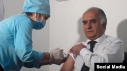 Самариддин Ализода ҳангоми гирифтани ваксина