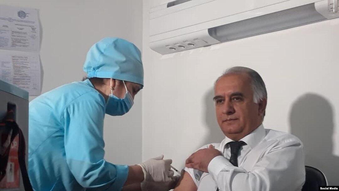 Тожикистон Соғлиқни сақлаш вазири ўринбосари Самариддин Алиев биринчилардан бўлиб эм олди.