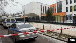 Полицейское оцепление около школы в Горках-2 после нападения, 16 декабря 2025 года