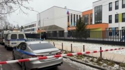 Машины скорой помощи и полиции у школы в посёлке «Горки-2»