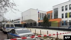 Полицейские машины у Успенской школы в день нападения