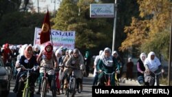 Кыргызстанда мусулман айымдардын ар кандай маданий, спорттук иш-чаралары өтүп келет. 5-ноябрь, 2013. 